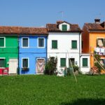 Case colorate di Burano, con vivaci tonalità che abbelliscono il borgo veneziano, in un'immagine suggestiva.