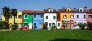 Case colorate di Burano, con vivaci tonalità che abbelliscono il borgo veneziano, in un'immagine suggestiva.