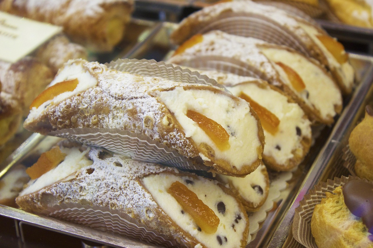 Sfogliatella napoletana su un piatto, simbolo della tradizione culinaria di Napoli.