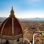 Vista panoramica sul Duomo di Firenze dal ristorante, con tavoli all'aperto e atmosfera elegante.