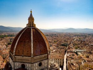 Vista panoramica sul Duomo di Firenze dal ristorante, con tavoli all'aperto e atmosfera elegante.