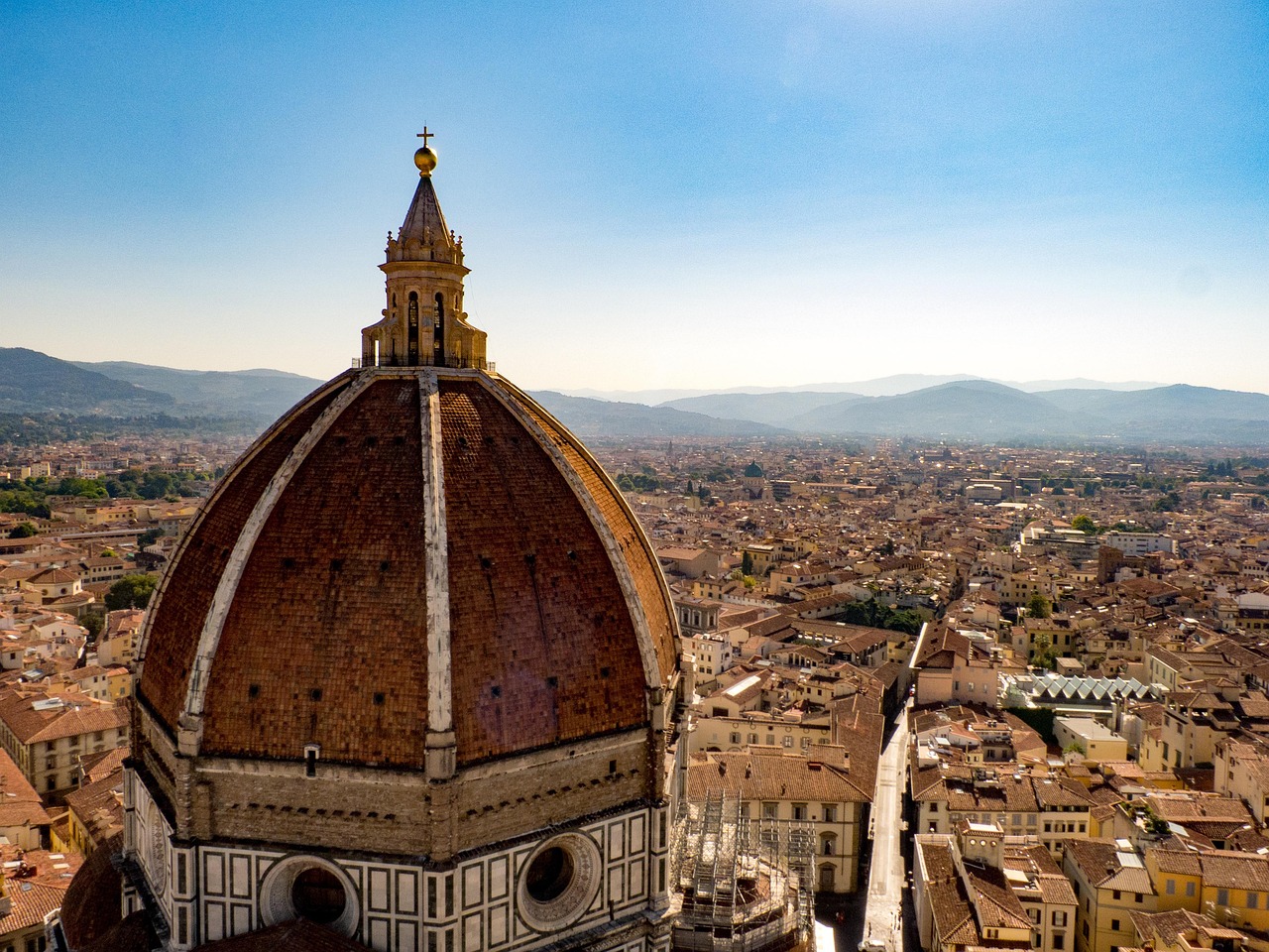 Vista panoramica sul Duomo di Firenze dal ristorante, con tavoli all'aperto e atmosfera elegante.