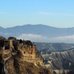 Tramonto suggestivo su vigneti marchigiani, simbolo della rinomata tradizione vinicola locale.