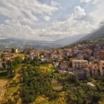 Vista panoramica del borgo, con stradine acciottolate e case in pietra, ideale per viaggiatori lenti.