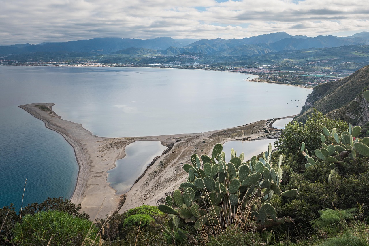 Vista panoramica del parco naturale in Calabria, con fauna selvatica in evidenza.