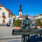 Vista panoramica del piccolo centro, con strade acciottolate e architettura storica, che incanta i visitatori.