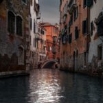 Panorama di canali pittoreschi a Venezia, con ristoranti romantici affacciati sull'acqua.