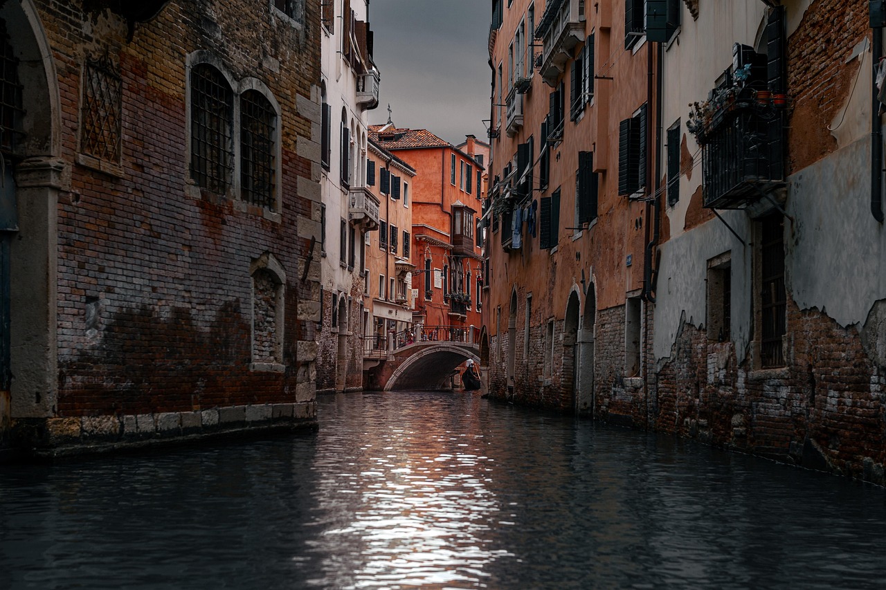 Panorama di canali pittoreschi a Venezia, con ristoranti romantici affacciati sull'acqua.
