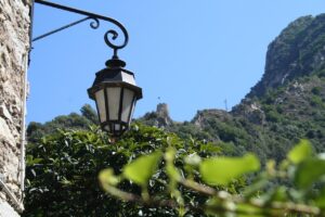 Trattoria rustica tra le colline, tavolo imbandito con piatti tipici della tradizione culinaria.