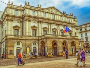Vista panoramica di una storica città italiana con musei e opere d'arte.