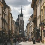 Vista panoramica della città polacca, affollata di giovani turisti in esplorazione.