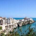 Spiaggia incontaminata di un'isola italiana poco conosciuta, con sabbia bianca e acque cristalline.