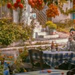 Panorama del borgo caratteristico con ristoranti accoglienti e piatti tipici invitanti.