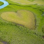 Vista aerea del borgo a forma di cuore, evidenziando la sua unica configurazione e bellezza.