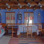 Murales colorati che raccontano la storia di un paese sui muri delle case.