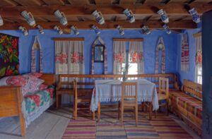 Murales colorati che raccontano la storia di un paese sui muri delle case.