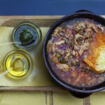 Ristorante a Firenze con piatto di ribollita tipica toscana in primo piano.