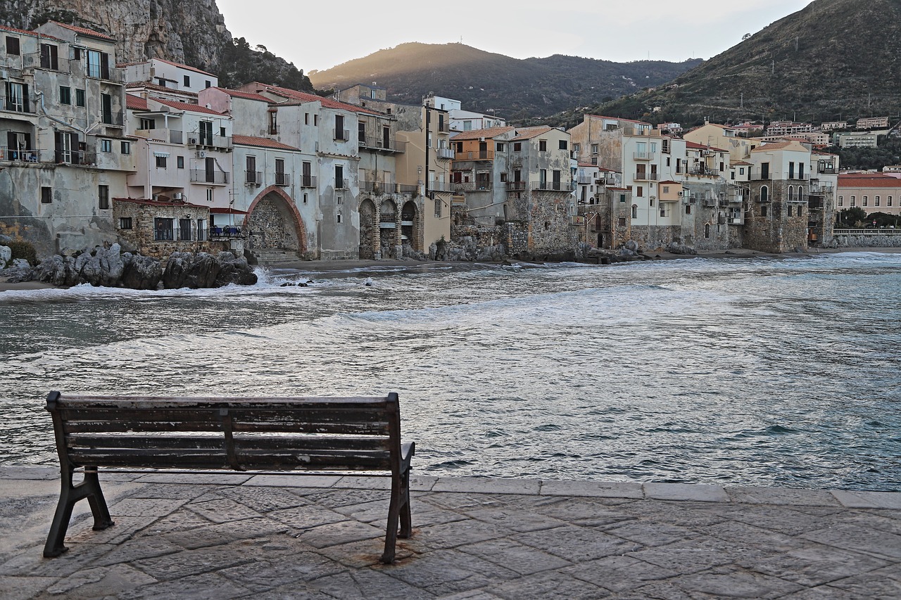 Vista panoramica del borgo di Noli, con le sue case colorate e il mare cristallino sullo sfondo.