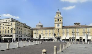 Piazza di Torino con caffè storico affollato e architettura elegante.