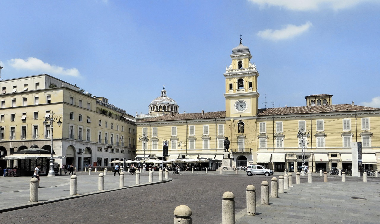 Piazza di Torino con caffè storico affollato e architettura elegante.