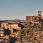 Murales colorati nel villaggio sardo che narrano storie di banditi e onore.