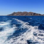 Vista panoramica delle isole Eolie con mare cristallino e paesaggio naturale.