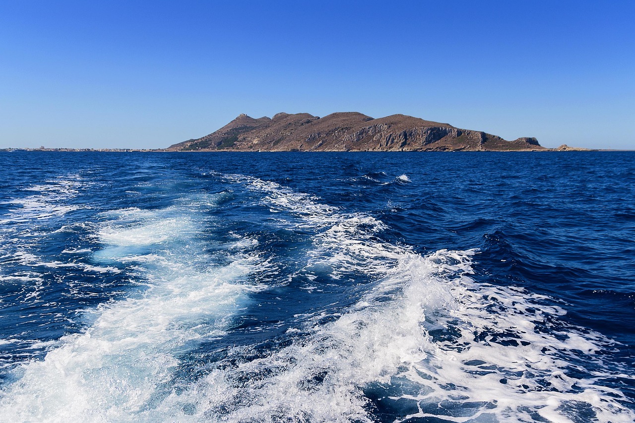 Vista panoramica delle isole Eolie con mare cristallino e paesaggio naturale.