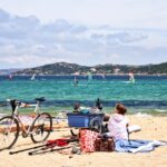 Spiaggia nascosta in Sardegna, sabbia bianca e acque cristalline, ideale per un'estate tranquilla.