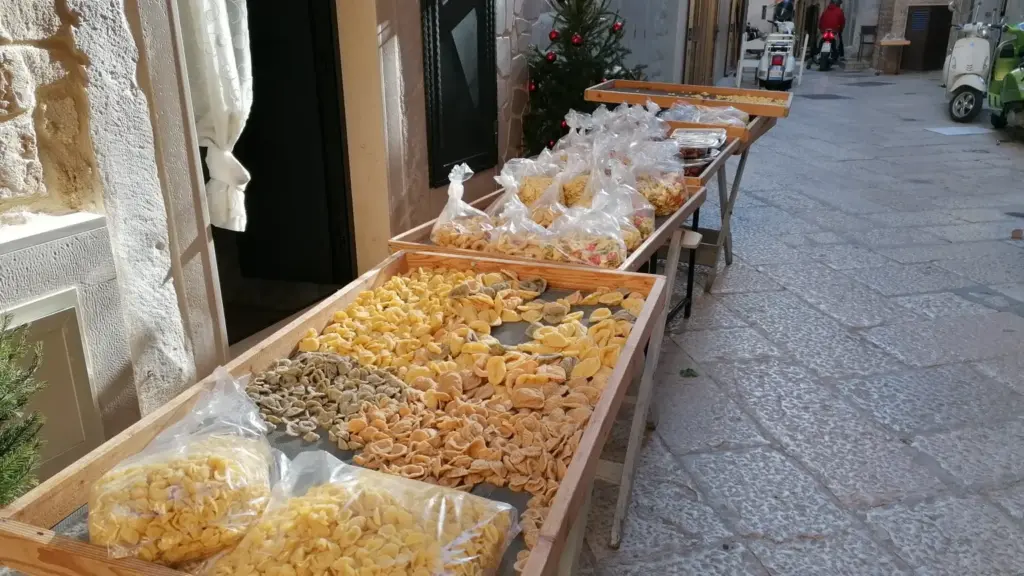 Bari vecchia tra forni e pasta fresca: come osservare una tradizione senza trasformare la strada in una vetrina