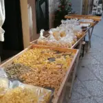 Bari vecchia tra forni e pasta fresca: come osservare una tradizione senza trasformare la strada in una vetrina