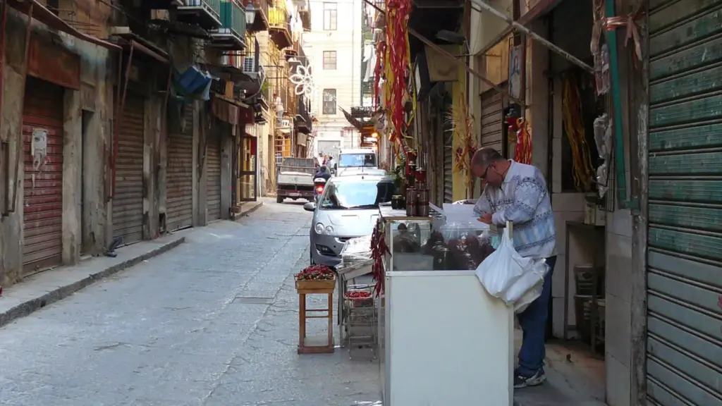 Visitare un mercato storico senza fermarsi alle bancarelle: i dettagli che raccontano davvero la città