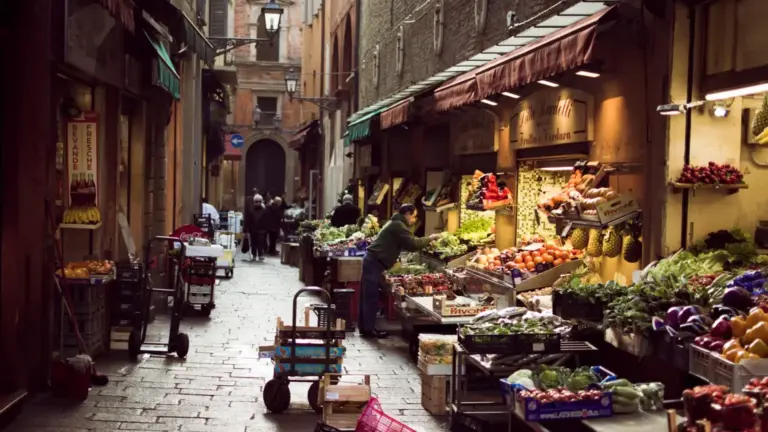 Bologna e il Quadrilatero: il piccolo itinerario dove botteghe e mercato raccontano ancora il centro