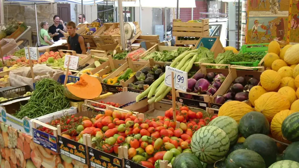 Mercato di Ballarò al mattino: cosa raccontano voci, banchi e strade oltre il cibo da comprare