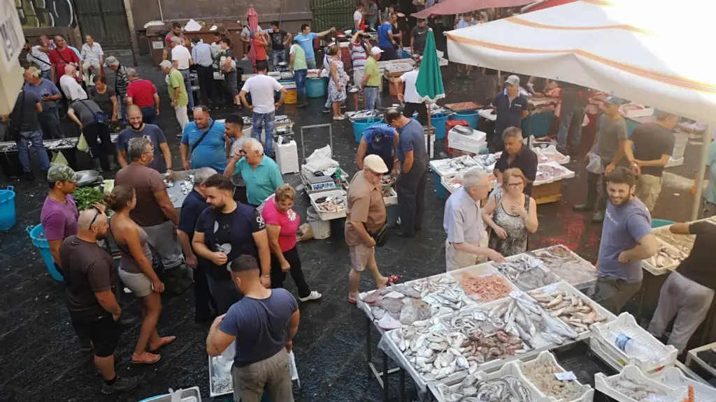 Catania e la Pescheria: il dettaglio urbano che collega mercato, lava e piazze barocche