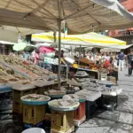 Napoli, Pignasecca a piedi: il percorso breve tra mercato, vicoli e stazioni storiche