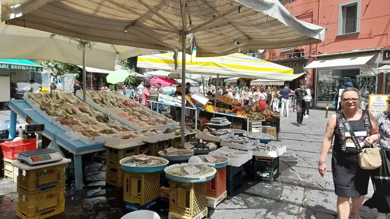 Napoli, Pignasecca a piedi: il percorso breve tra mercato, vicoli e stazioni storiche
