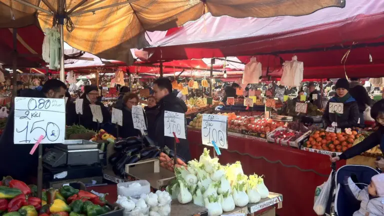 Torino e Porta Palazzo: come orientarsi nel mercato senza ridurlo a una lista di bancarelle