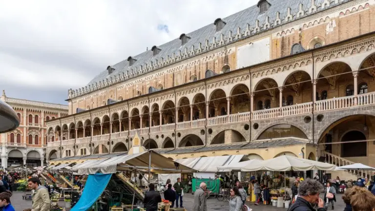 Padova tra Piazza delle Erbe e Piazza della Frutta: due mercati vicini ma con atmosfere diverse