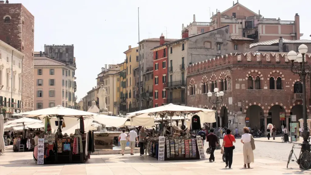 Verona oltre l’Arena: il percorso tra botteghe storiche, piazze e mercati che racconta la vita quotidiana