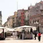 Verona oltre l’Arena: il percorso tra botteghe storiche, piazze e mercati che racconta la vita quotidiana